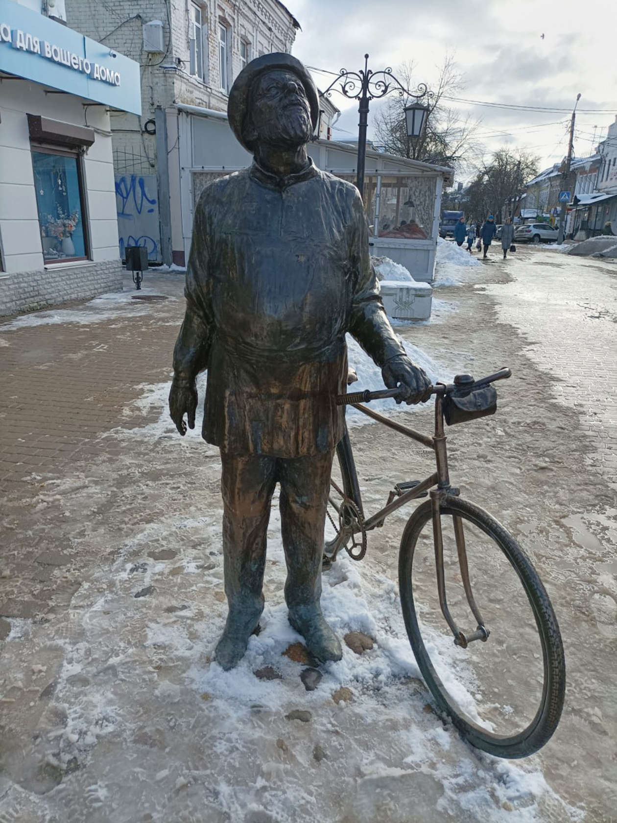 Памятник Циолковскому на Театральной улице