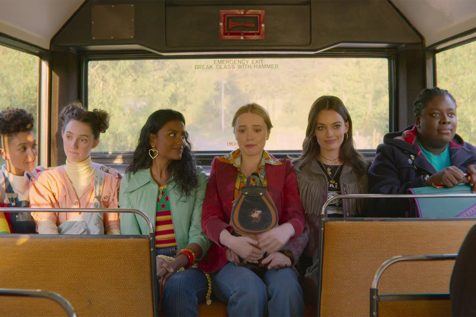 Девушки помогают Эйми снова сесть в автобус после пережитого сексуального домогательства. Это один самых трогательных моментов сериала