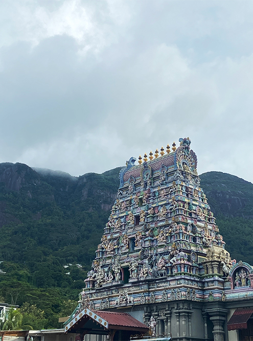 Индуистский храм, наверное, главная достопримечательность города