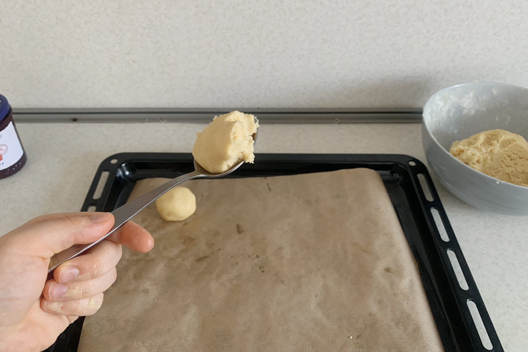 Для одного печенья нужна примерно одна столовая ложка теста: так получится сделать достаточно большие выемки для джема
