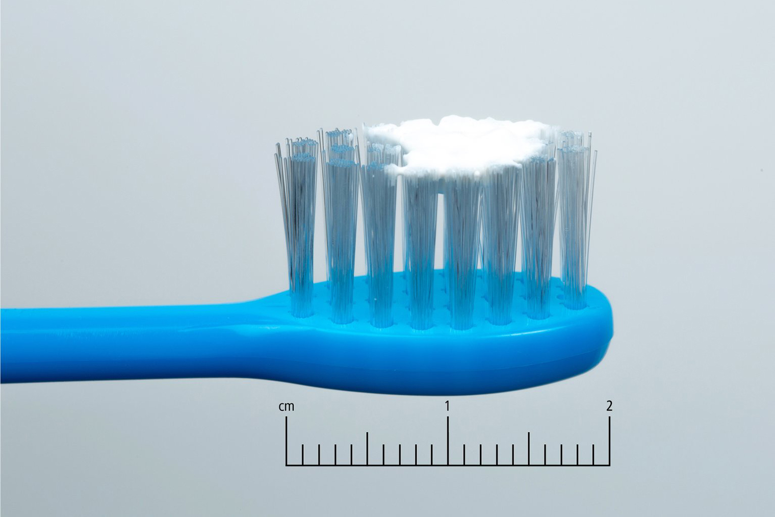 Детям до трех лет нужно размазывать по щетке совсем немного зубной пасты. Источник: nhs.uk