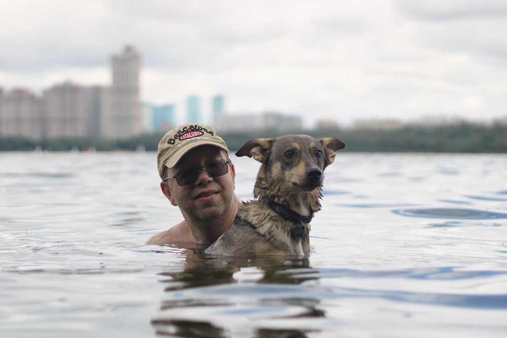 Валерий с Джеком купаются в пруду у дома. Сейчас собака привыкла к хозяину и никуда от него не отходит