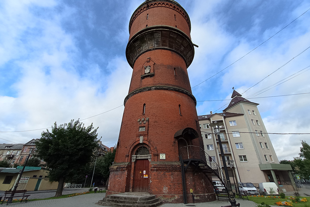 Башня в Черняховске не так красива, как, например, в Зеленоградске, но на ее фасаде тоже можно разглядеть интересные детали