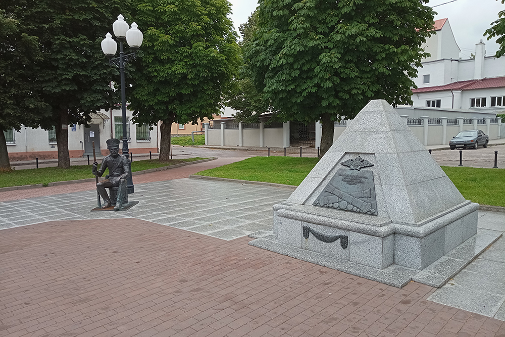 Еще о войне 1812 года напоминает памятник воинам Русской императорской армии — он стоит в конце сквера