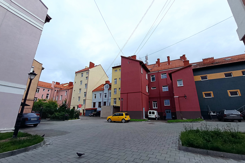 В центре Черняховска советую заглядывать даже в небольшие дворы: они выглядят по⁠-⁠европейски уютно