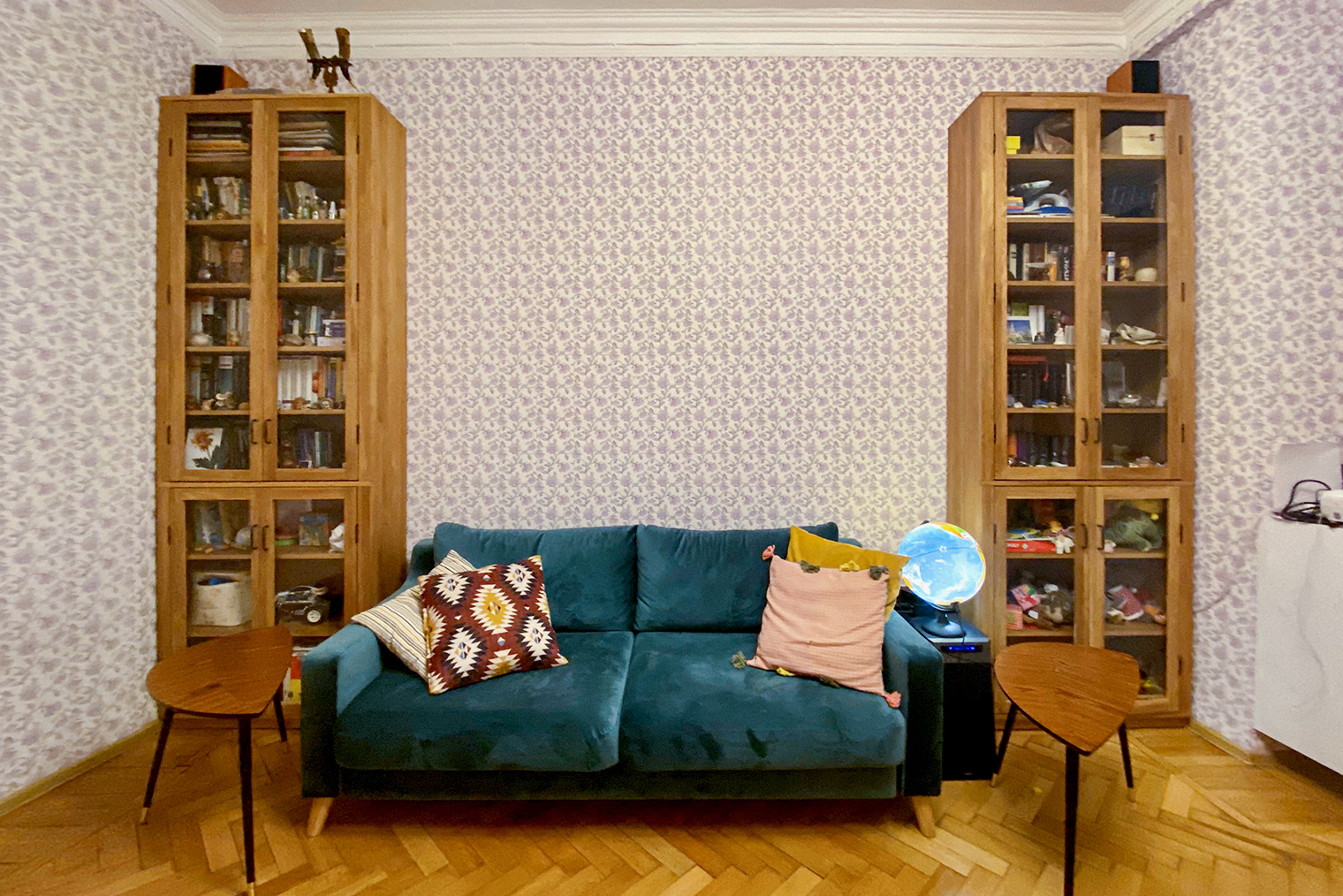 Столики по бокам от дивана вручную делать не стали — купили в «Икее»
