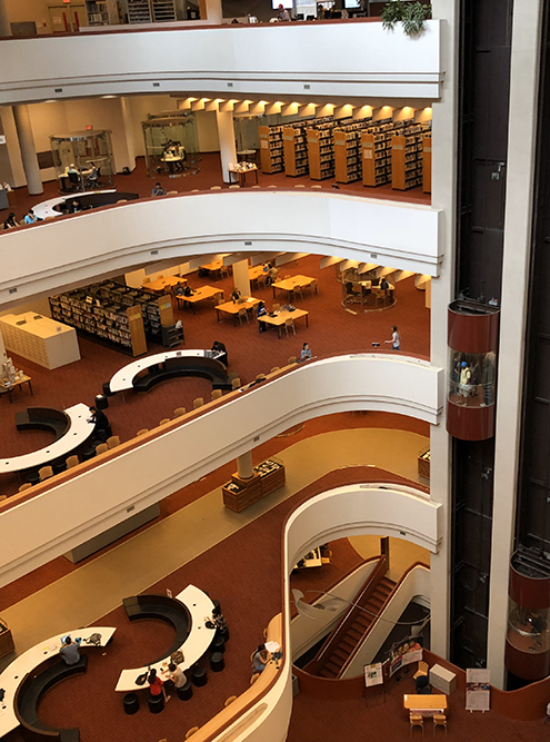 Публичная библиотека в Торонто, где проходили семинары. Я первый раз в жизни видела пятиэтажную библиотеку с местами для занятий и чтения, огромным выбором книг и свободным доступом