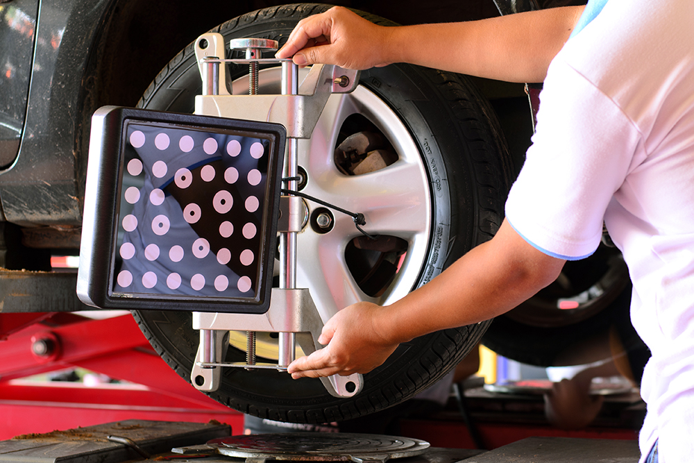 На колесном диске крепят мишень. Пятак на этом фото — прямо под колесом. Фото: Singkham / Shutterstock