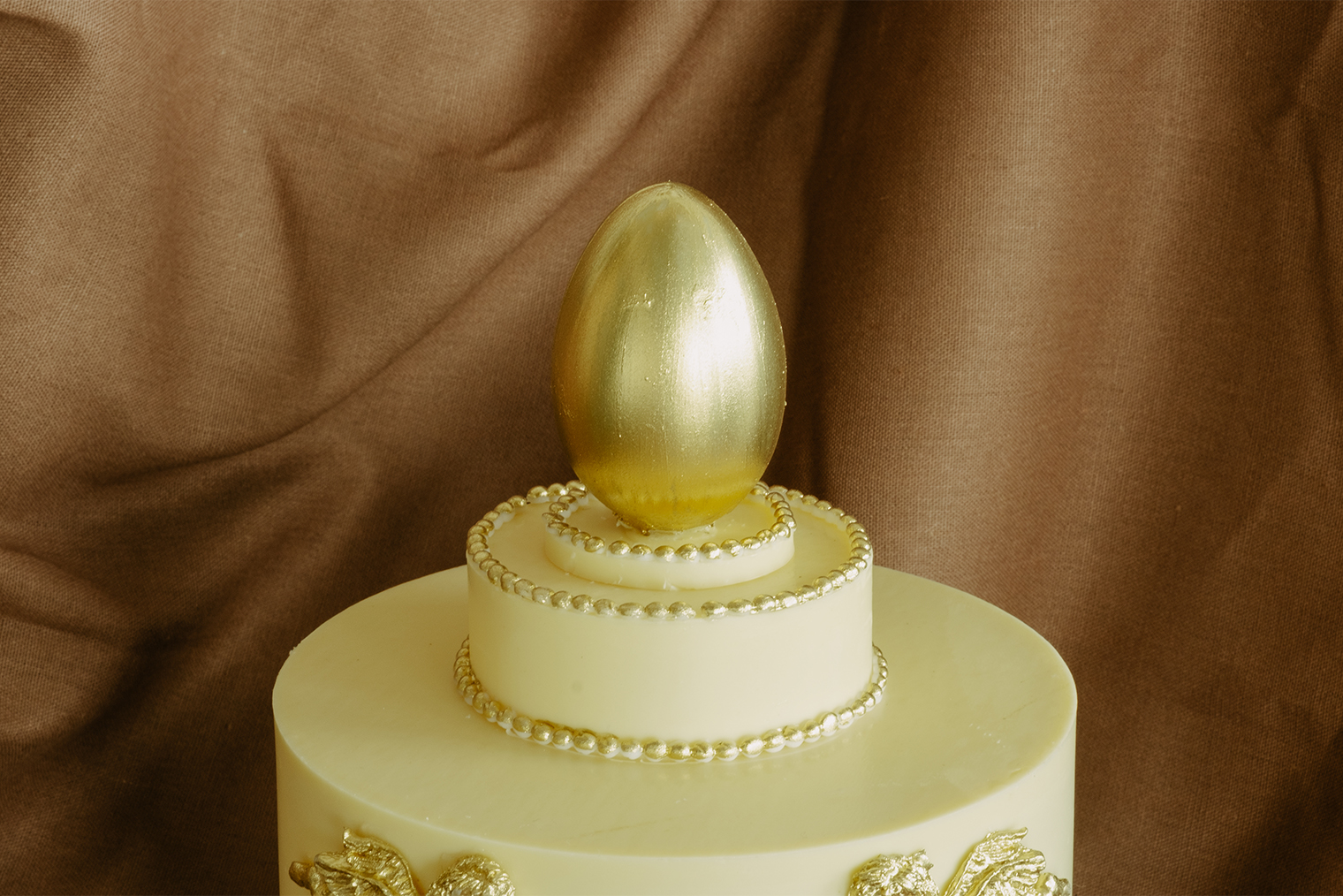 Шоколадное яйцо на верхушке, скорее всего, покрыто кандурином — пищевым красителем с перламутровым блеском