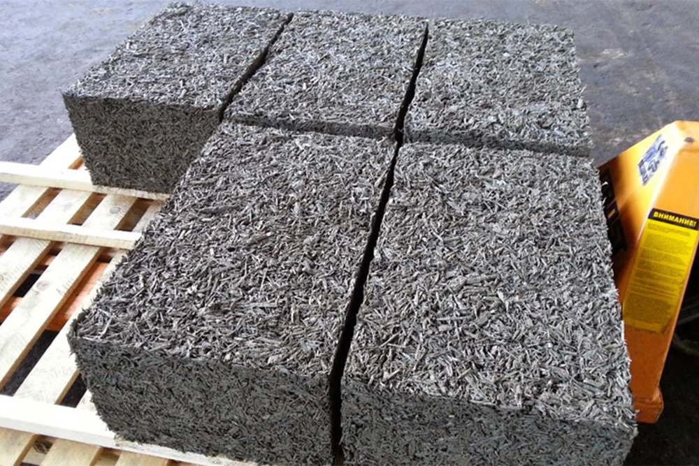 Так выглядят арболитовые блоки. Их можно купить готовыми. Некоторые же строители готовят арболитовые смеси на стройке вместо блоков: строят опалубку и смешивают цемент с щепой, отливая стены самостоятельно. Источник: srbu.ru