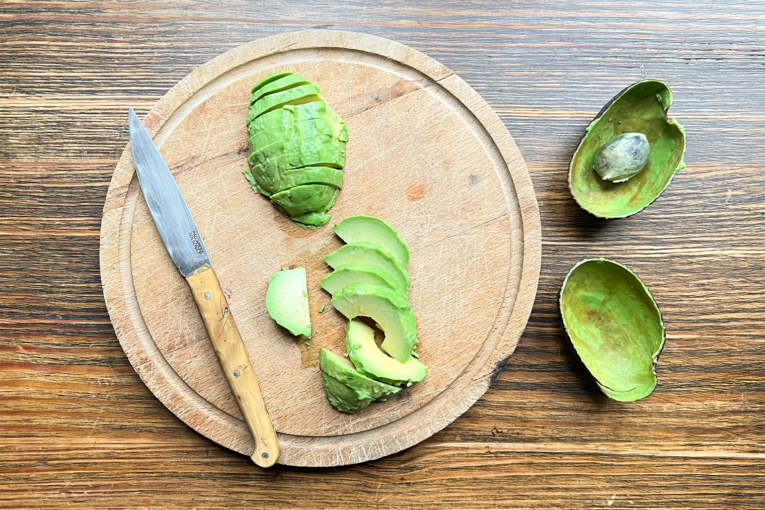 Чтобы легко удалить косточку из авокадо, воткните в нее лезвие ножа и прокрутите по или против часовой стрелки