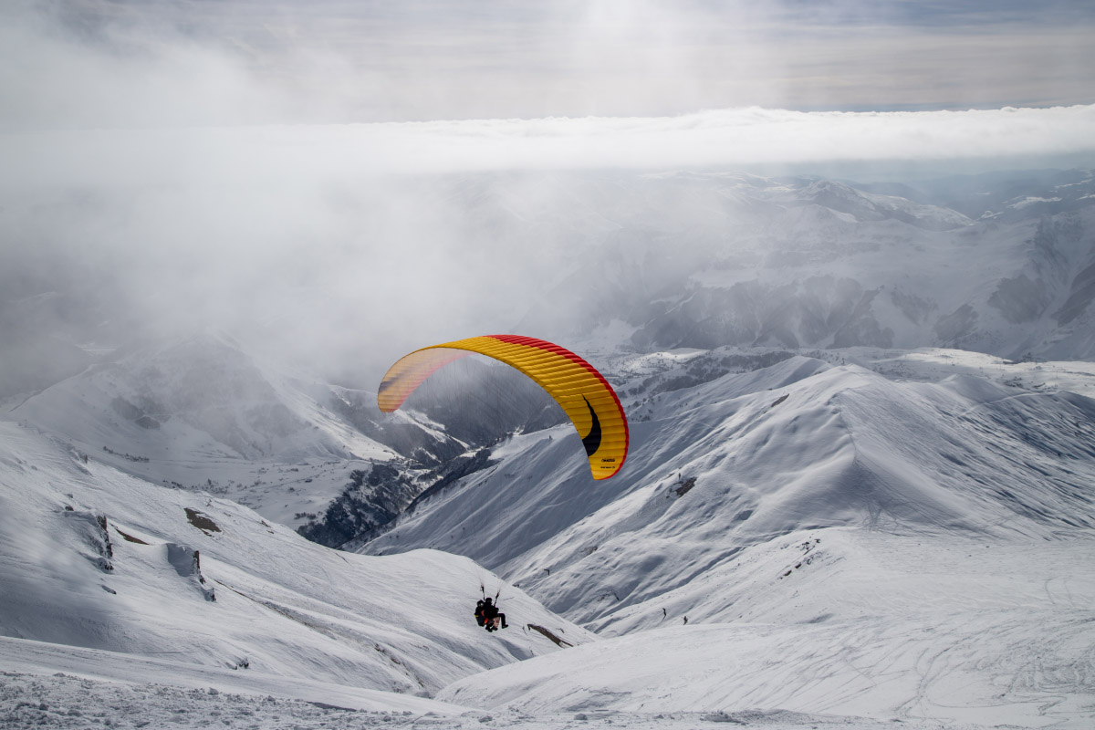 Зимой на Гудаури доступен параглайдинг. Фотография: SoXWhite / Shutterstock