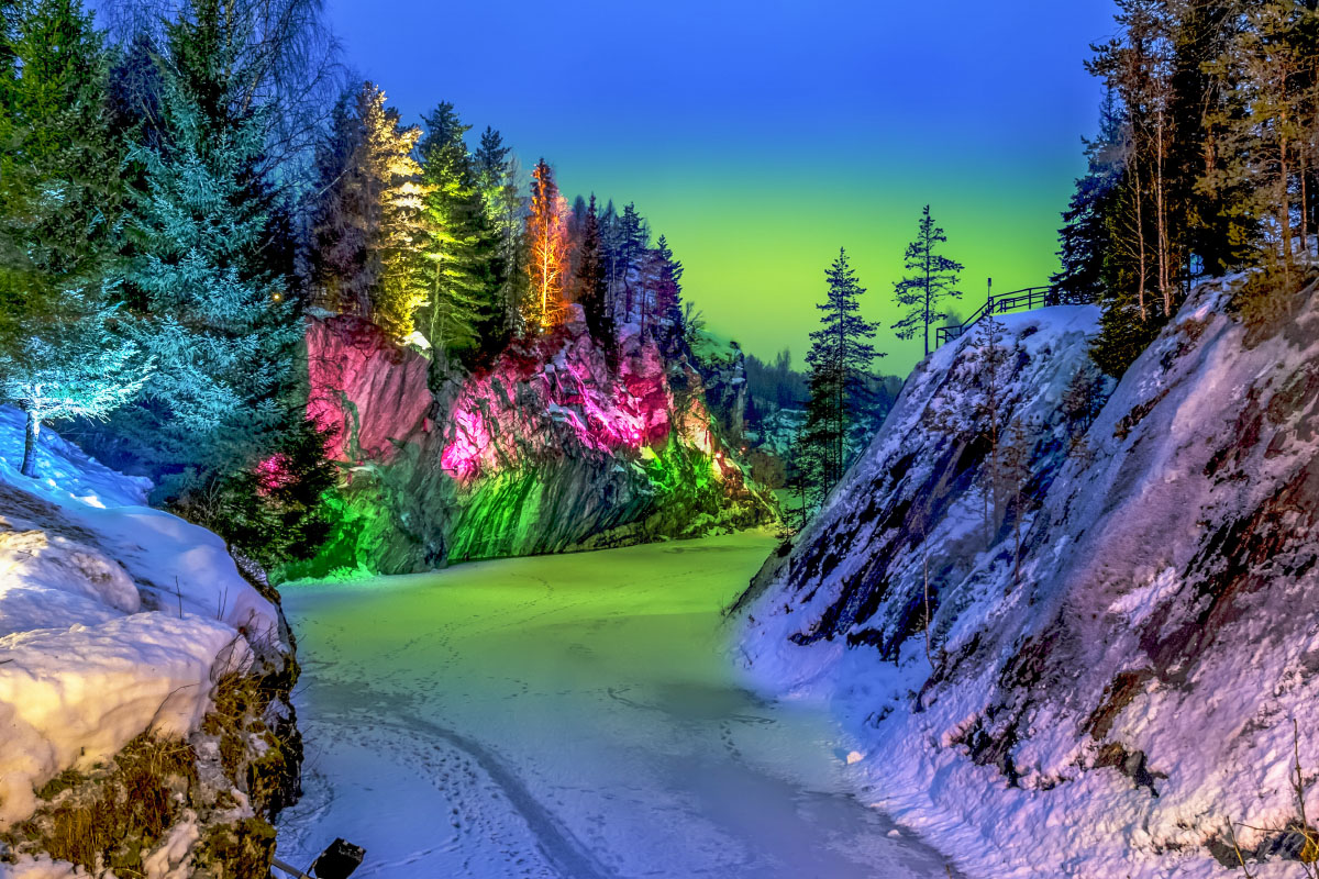 Огни подсветки напоминают северное сияние. Фотография: Anton Kudelin / Shutterstock