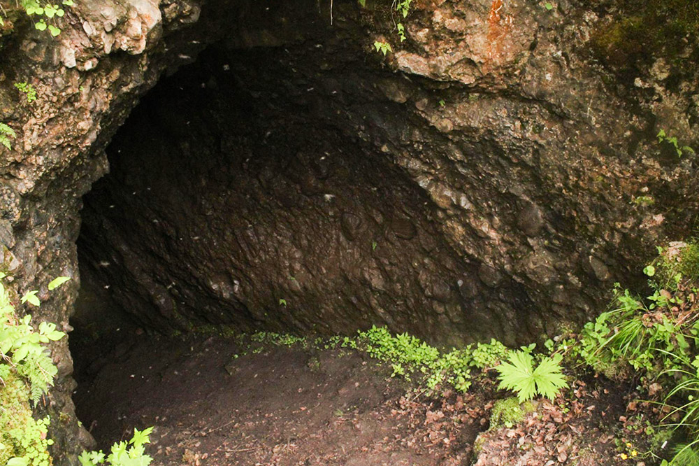 Широкий вход в пещеру — обман, далее придется ползти на коленях и по⁠-⁠пластунски. В гроте темно, берите с собой мощные фонари