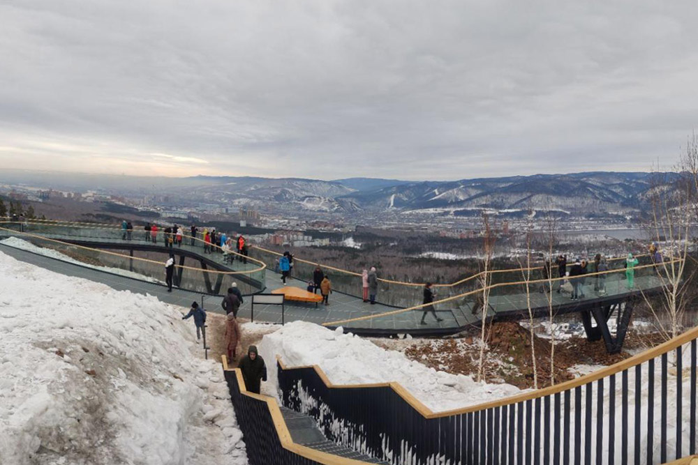 Со смотровой площадки на Николаевской Сопке открывается красивый панорамный вид на город и Енисей