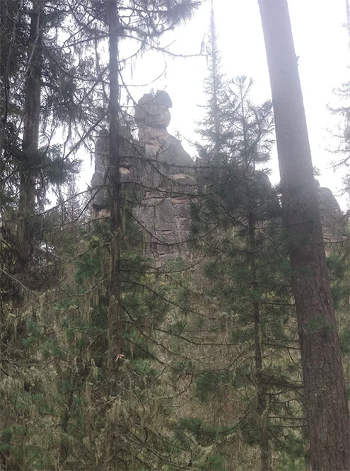 Голова Манской Бабы. Рядом на скале стоит изба «Эдельвейс»