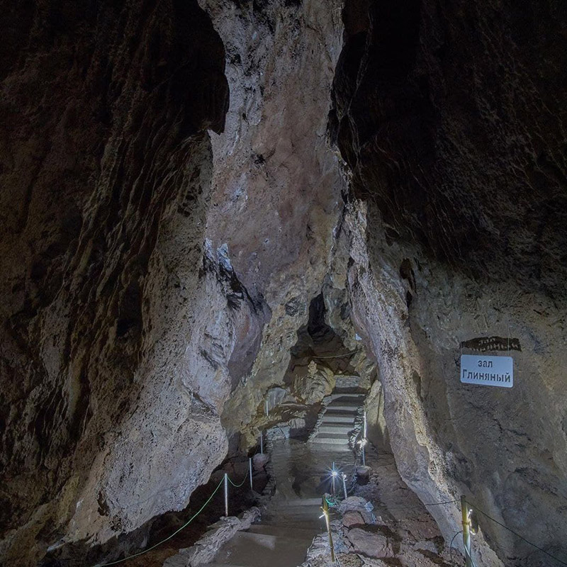 В Караульной пещере есть подсветка. Здесь обустроены тропы с ограждением, в залах висят информационные таблички. Источник: соцсети туроператора
