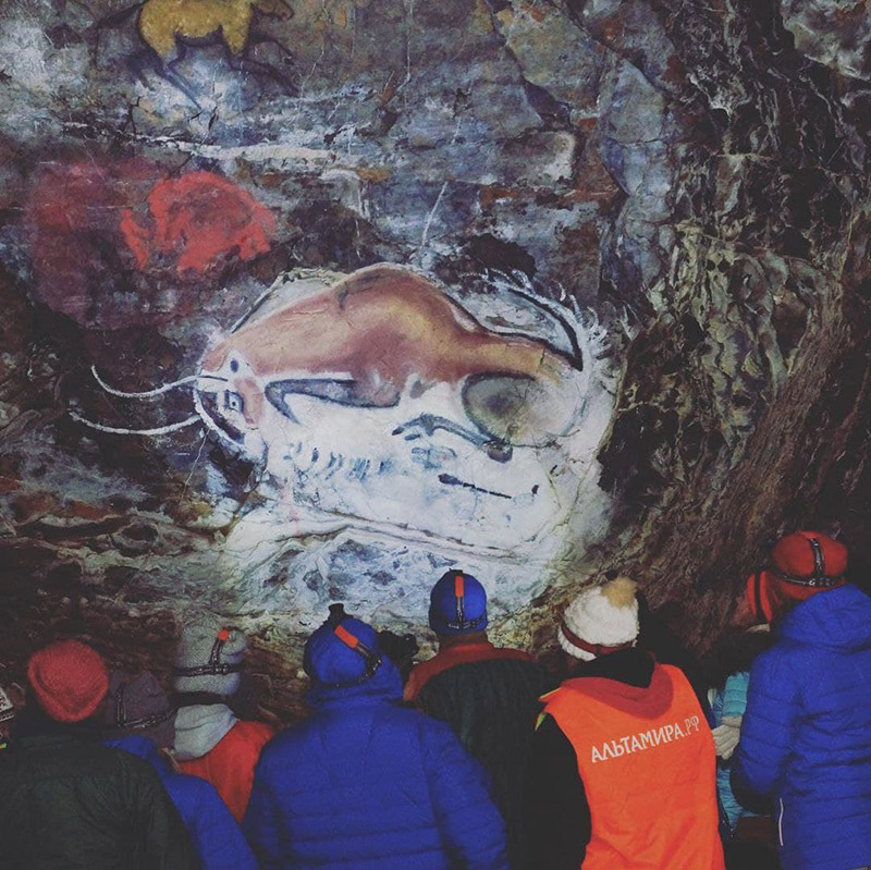 Рисунки в пещере не настоящие. По словам экскурсовода, в ней никто не жил, изображения создали для туристов. Источник: соцсети туроператора
