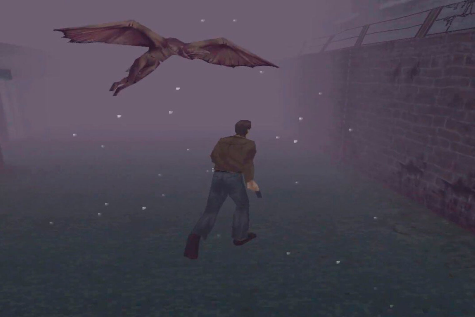 В первой Silent Hill на улице от монстров лучше просто убегать, чтобы не тратить патроны. Кадр: Konami