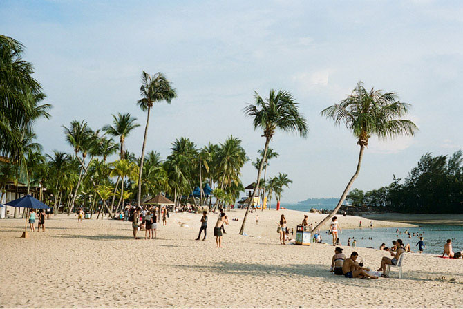 Пляж Силосо на острове Сентоза в Сингапуре. Чистый белый песок и голубая вода — понятно, почему каждые выходные сюда приезжают сотни сингапурцев