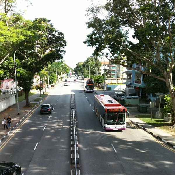В Сингапуре много двухэтажных автобусов