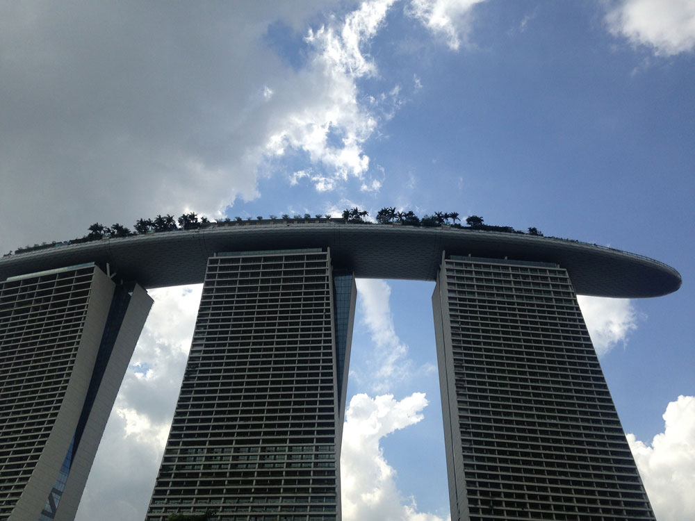 Один из символов Сингапура — огромный отель Марина Бэй Сандс