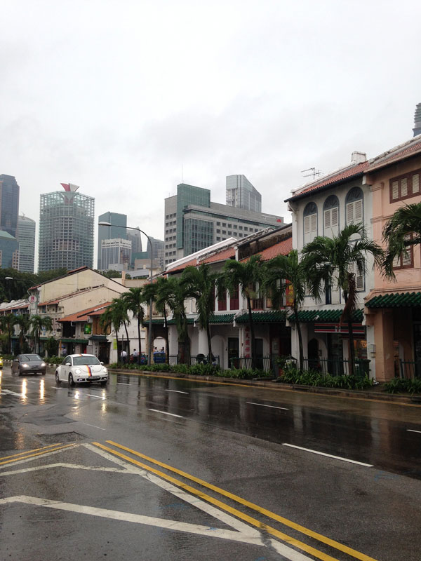 В Сингапуре очень часто идет тропический дождь, при этом на улице +30 °C