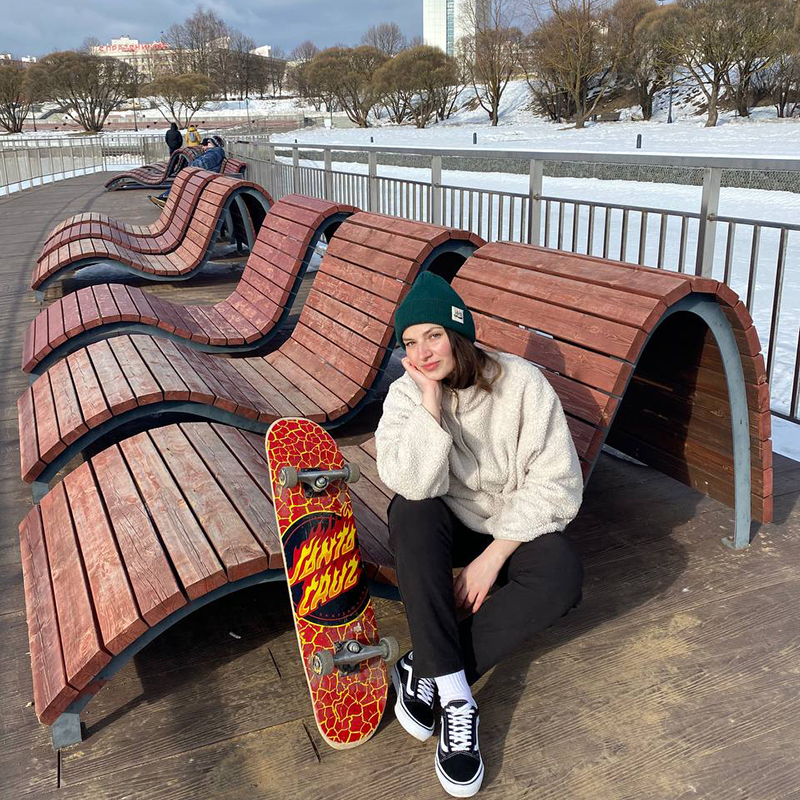 Одно из моих любимых мест для катания — парк Победы в Зеленограде. На мне — кеды Vans Skate Old Skool за 8000 ₽ и одежда из массмаркета