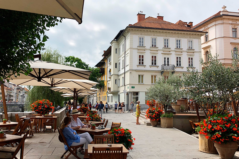 Любляна — уютный для жизни город. Даже летом в самом центре туристов немного