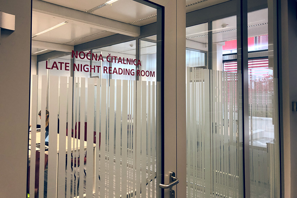 В библиотеке даже есть «ночной зал» — в нем можно заниматься допоздна