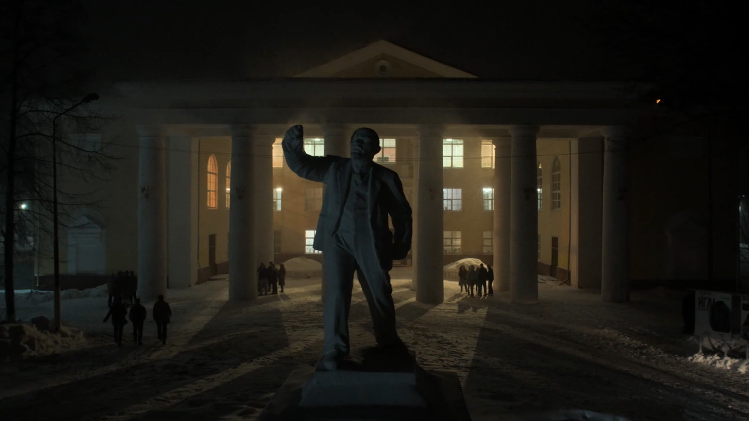 Дискотеку во втором эпизоде снимали в ярославском ДК «Гамма». В действительности перед зданием нет статуи Ленина. Кадр: Wink