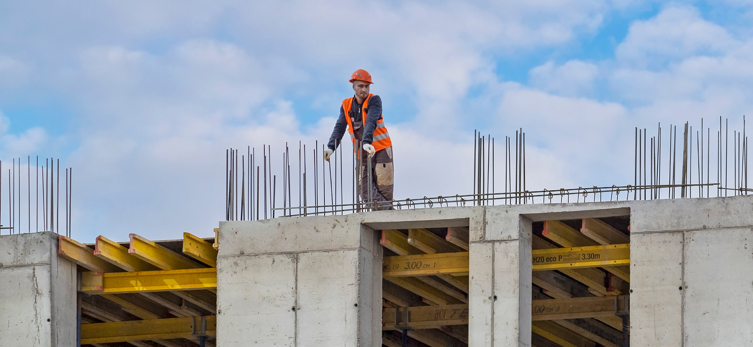 Почему застройщи­кам выгодно сдавать дома позже срока: выясняем, зачем тянуть время