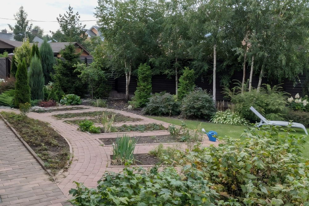 В этом небольшом саду огород получалось разместить только в парадной зоне сада. Поэтому его сделали интересной формы и пристыковали к отмостке для экономии места. Источник: razumsad.com