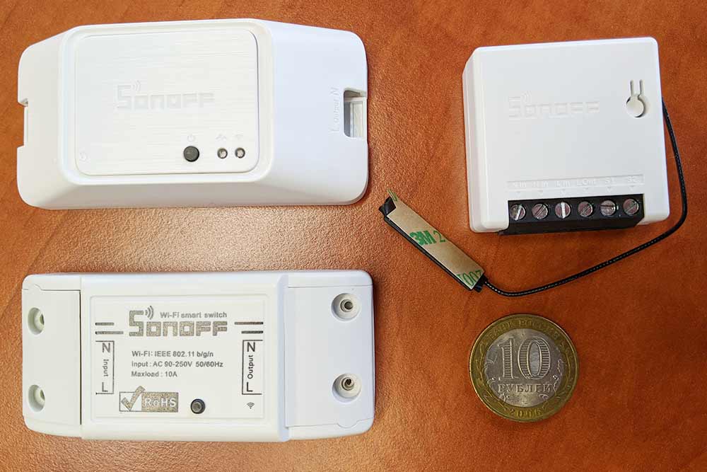 Релейные Wi-Fi-модули Sonoff на базе ESP8266 от Itead. Слева направо: Basic R3, маленький Mini и самый старый R1 на 10 А
