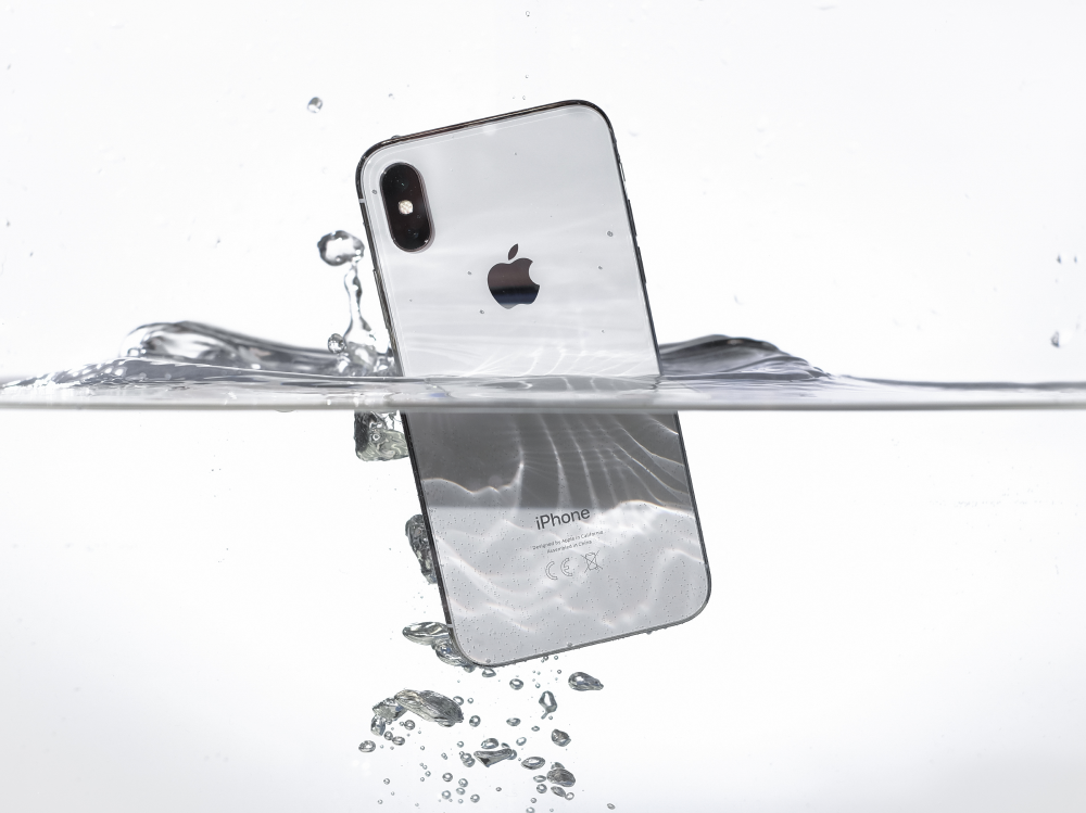 Apple и другие производители заявляют влагозащиту своих устройств, но гарантия не распространяется на ущерб от воды, если она все же проникнет внутрь