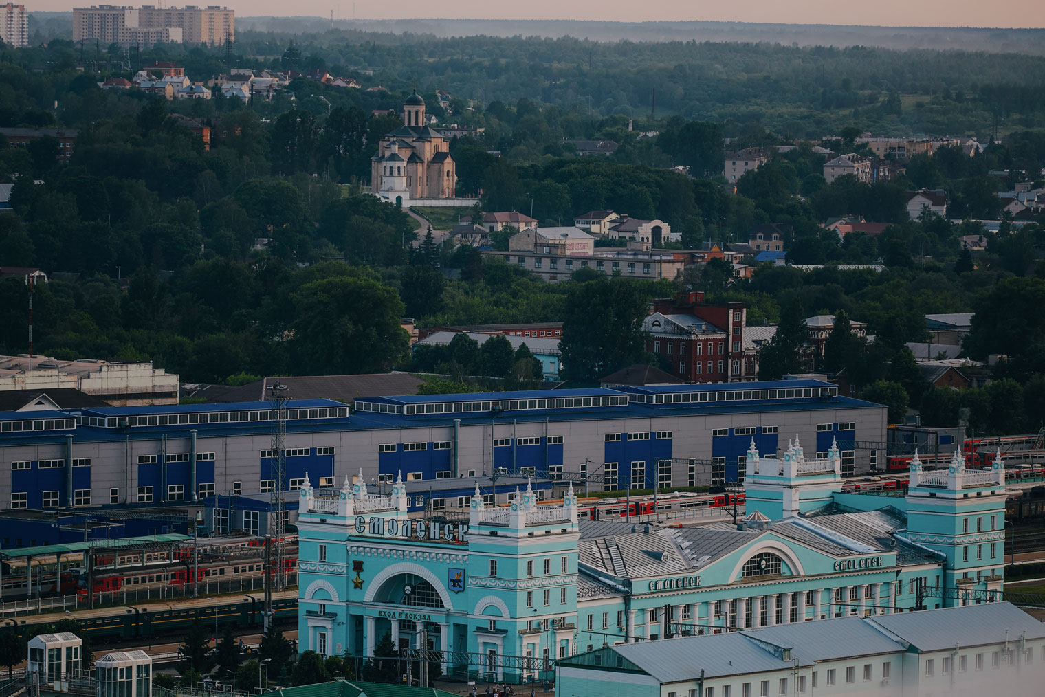 Привычная для Смоленска картина: в одном пейзаже — советская архитектура, тысячелетний храм и новостройки спальных районов