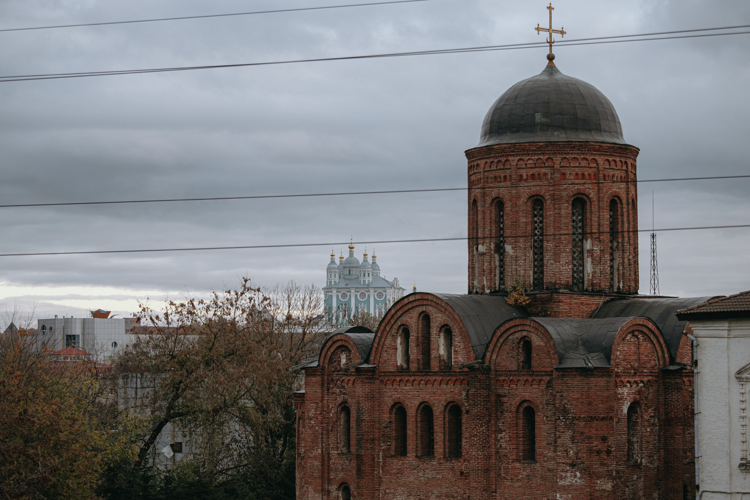 Почти любой пейзаж в Смоленске дополняют церковные купола. Здесь на переднем плане — церковь Петра и Павла, на заднем — Успенский собор