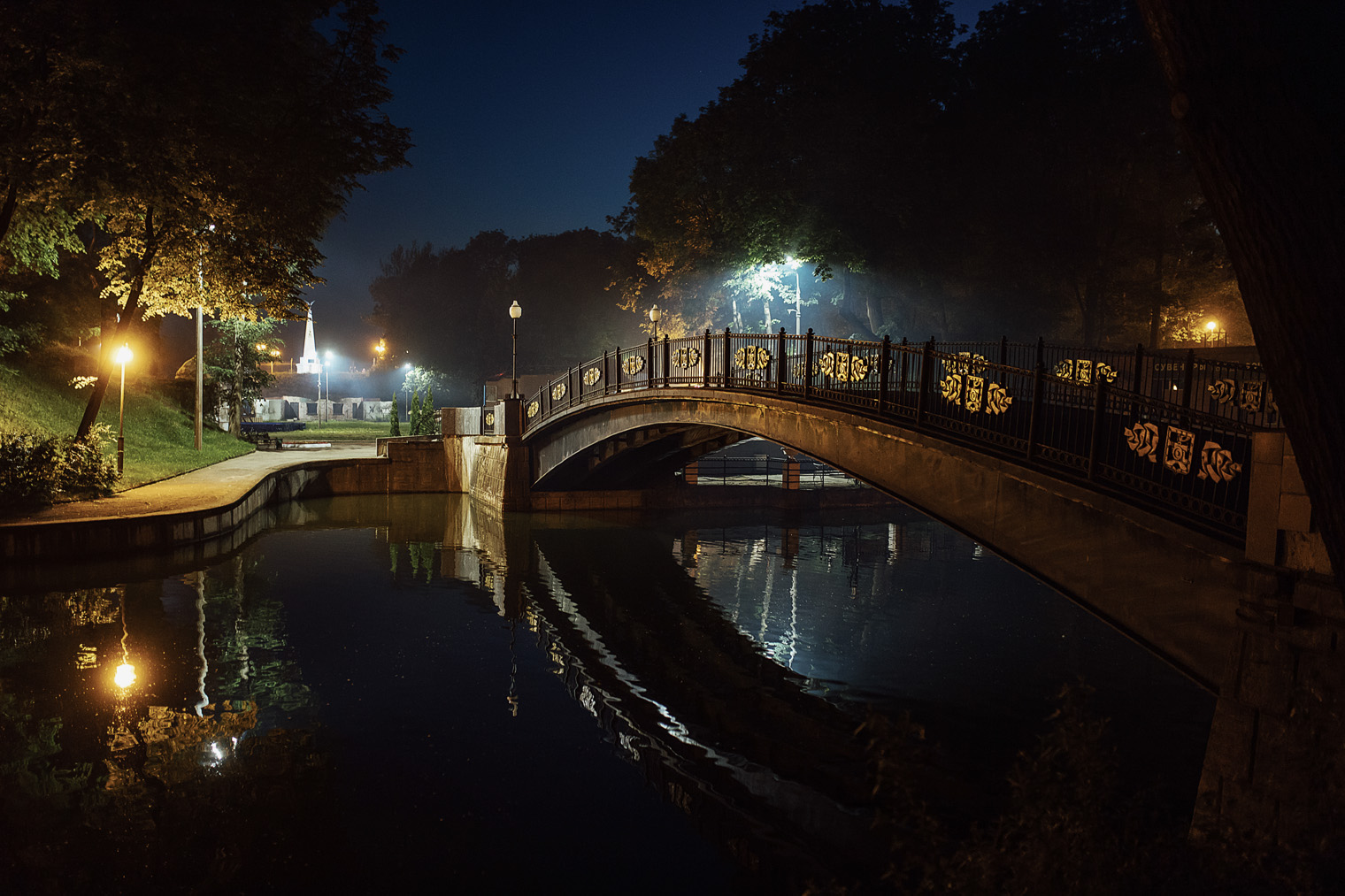 Ночью Горбатый мост, отражающийся в спокойной глади пруда, — шикарная локация для атмосферных фото