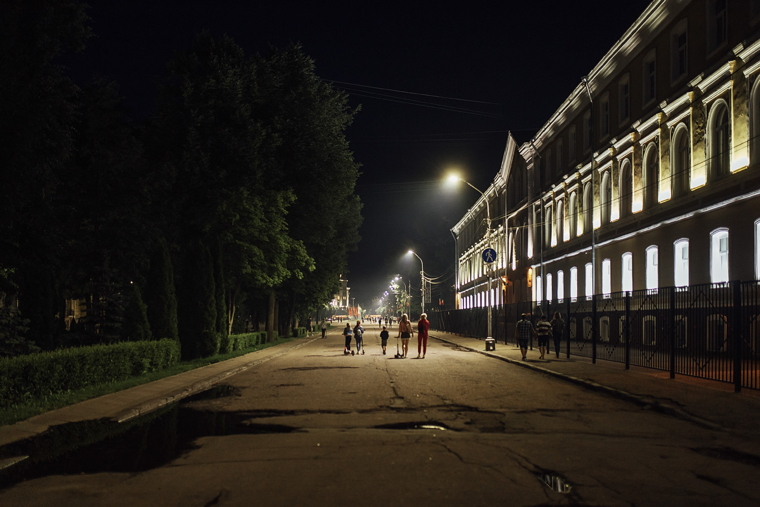 Слева — сквер имени Клименко, в котором опять не горят фонари. Справа — гимназия имени Пржевальского, одно из самых престижных образовательных учреждений города