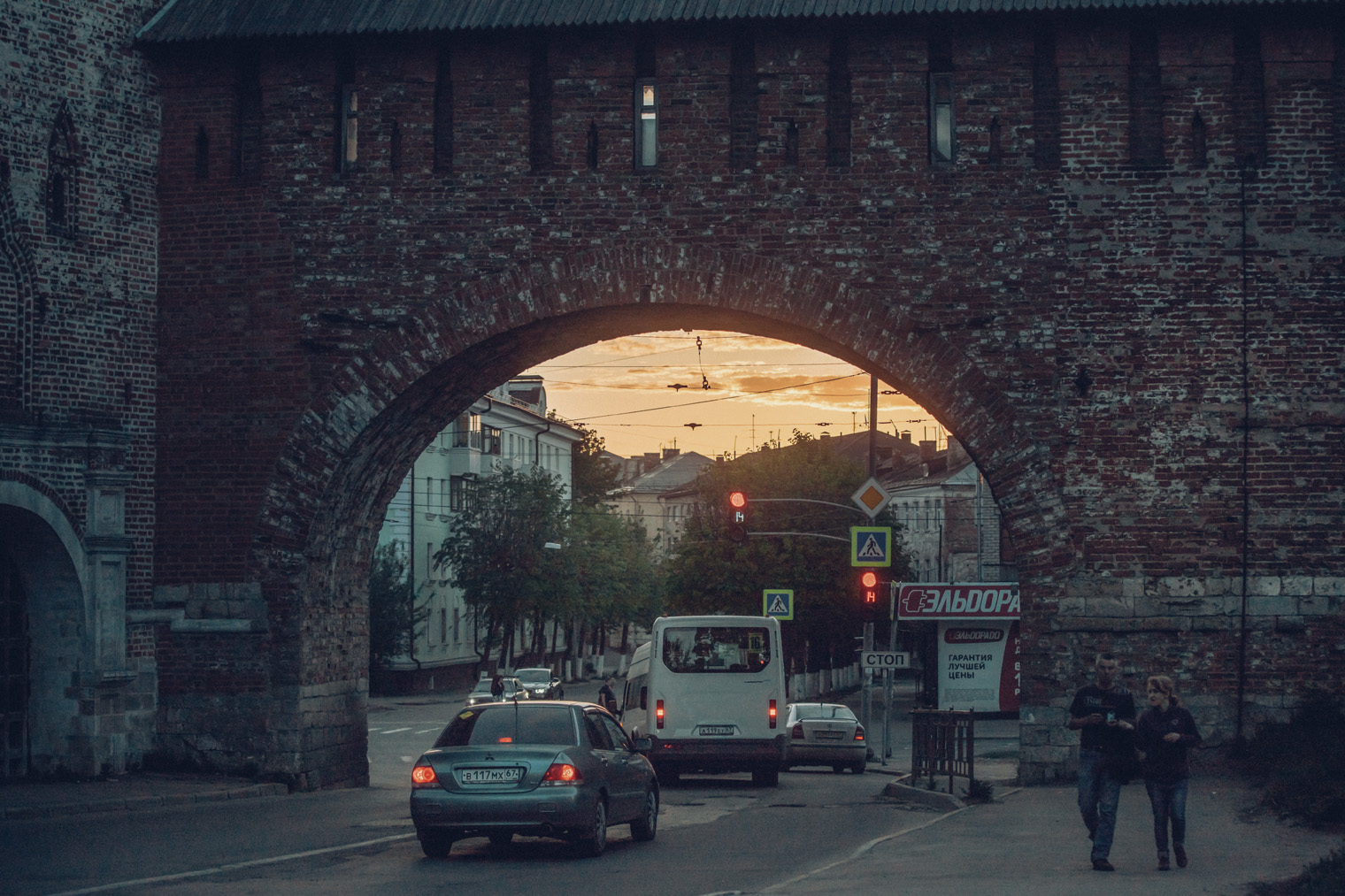 Никольские ворота — пыльная и шумная локация в стороне от основных пешеходных маршрутов. На закате место преображается