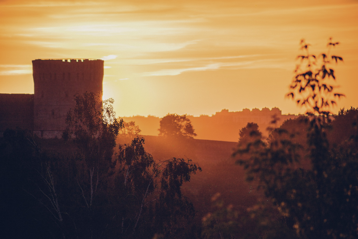Увидеть башню Орел на закате так, чтобы солнце было позади нее, — тот еще квест. Такой пейзаж открывается из недр гаражных кооперативов в Промышленном районе