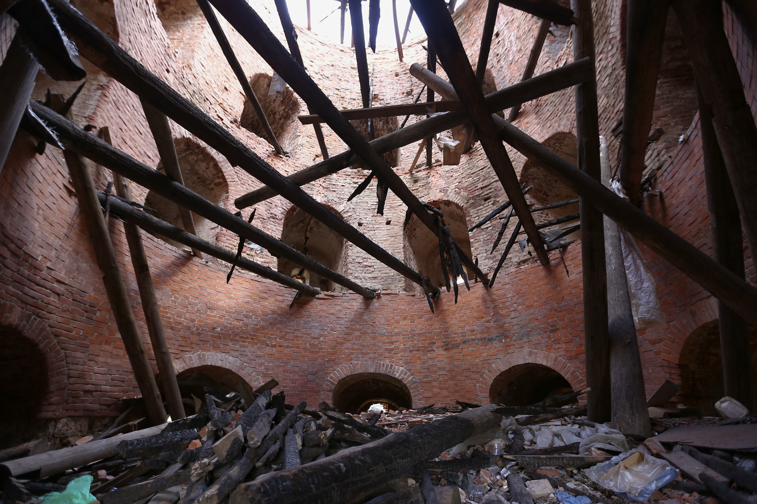 Внутри башни после пожара за десять лет никто так и не потрудился убрать обгоревшие балки или хотя бы мусор