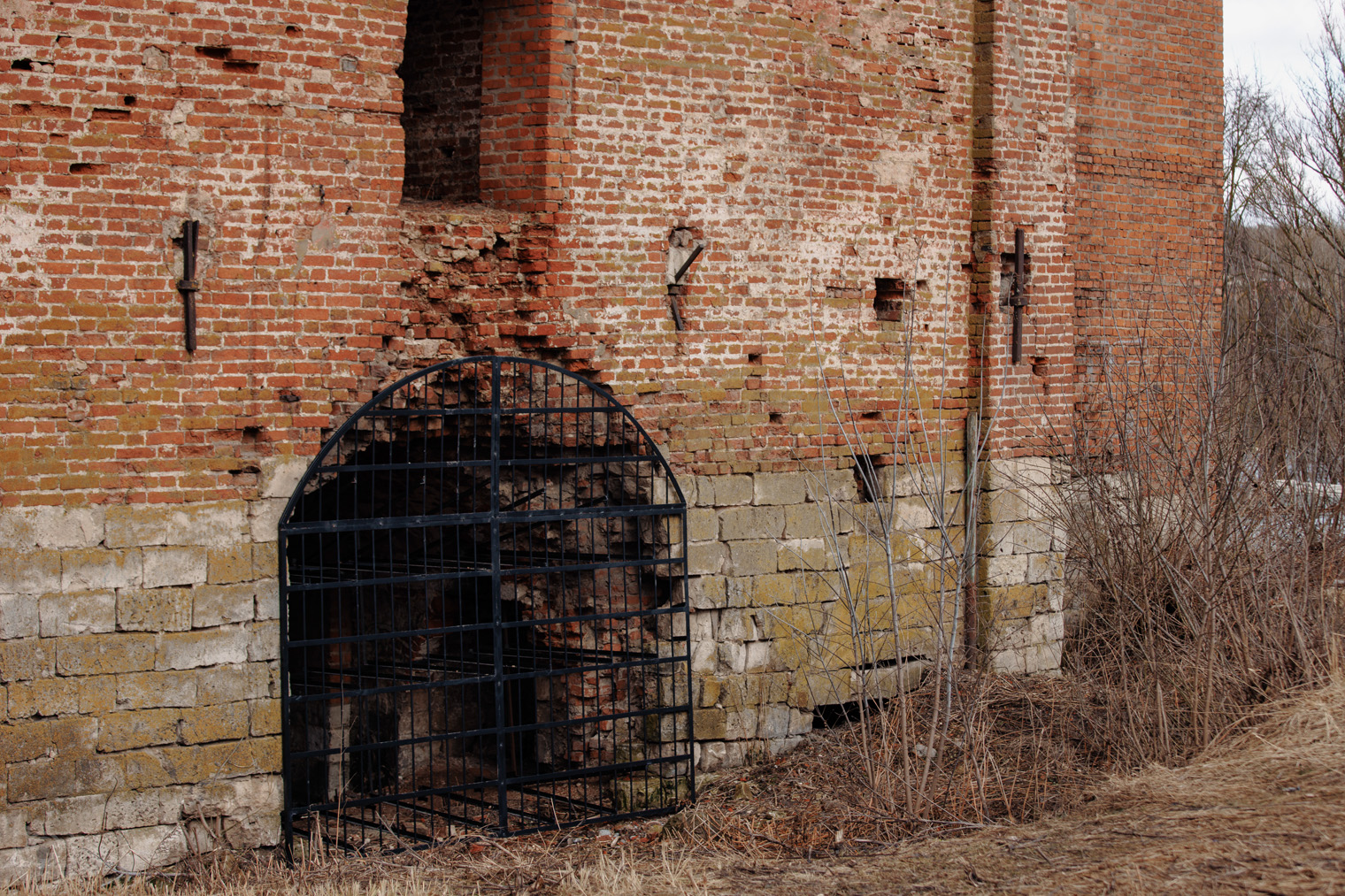 В последние пару лет остававшиеся доступными входы в крепость варварски закрывают металлическими решетками, которые монтируют прямо в древние кирпичи