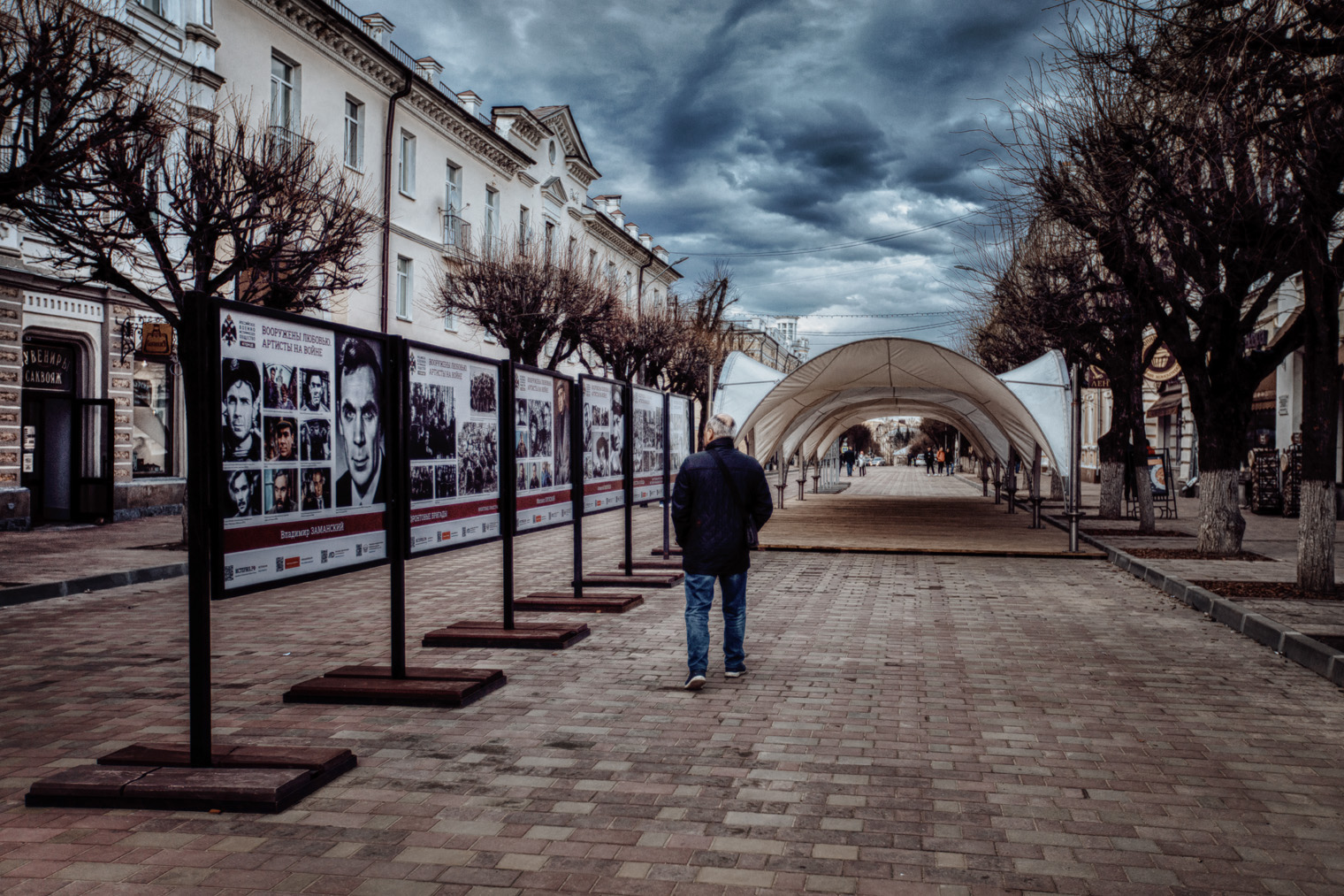 В центре пешеходной зоны на Ленина в последние годы стоят информационные стенды с историческими фотографиями города и инфографиками, оформленными в тематические выставки