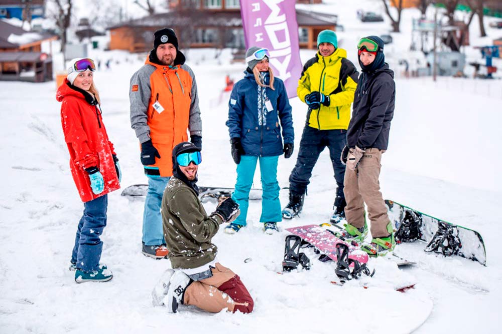 Часть нашей команды инструкторов. Всего зимой 2019⁠—⁠2020 года у нас было 10 инструкторов-сноубордистов и 14 лыжников