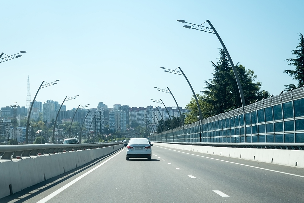 Дублер Курортного проспекта — современная автострада, построенная к Олимпиаде. Фото: 3d_and_photo / Shutterstock