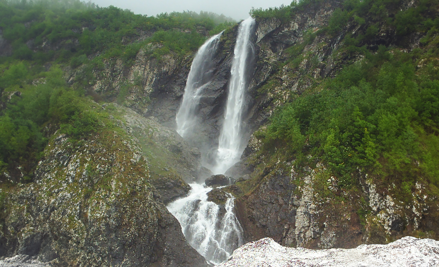 Высоченный водопад в горах