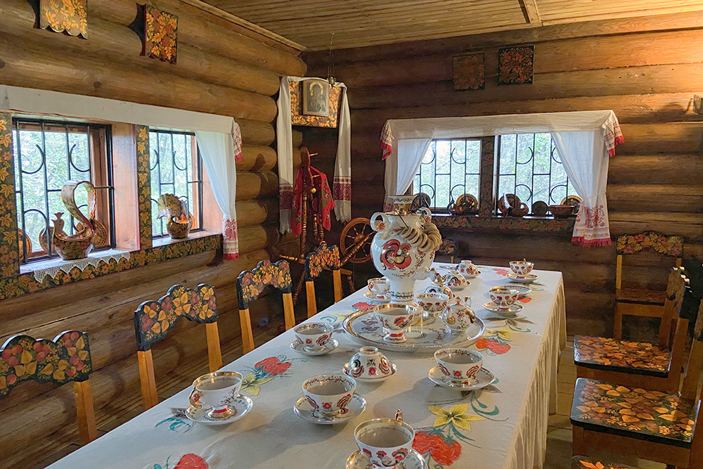 В давние времена чай пили большой семьей. В деревянной горнице было весело, тепло и уютно