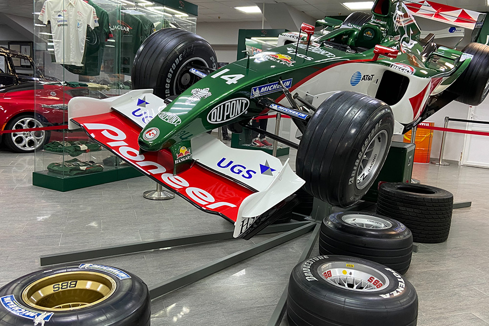 Болид Ягуар R5 участвовал в чемпионате «Формулы⁠-⁠1» 2004 года. Машина весит всего 600 килограммов, а с мощностью в 900 лошадей она разгоняется как настоящий метеор