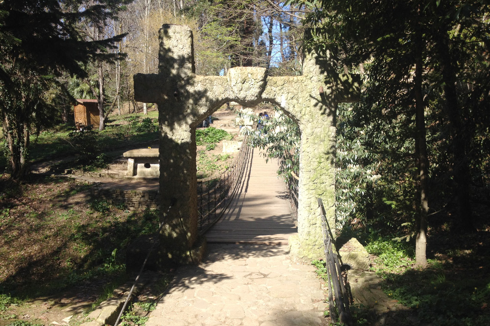 За мостиком находится имитация дольмена — древнего культового и погребального сооружения, таких много в окрестных лесах